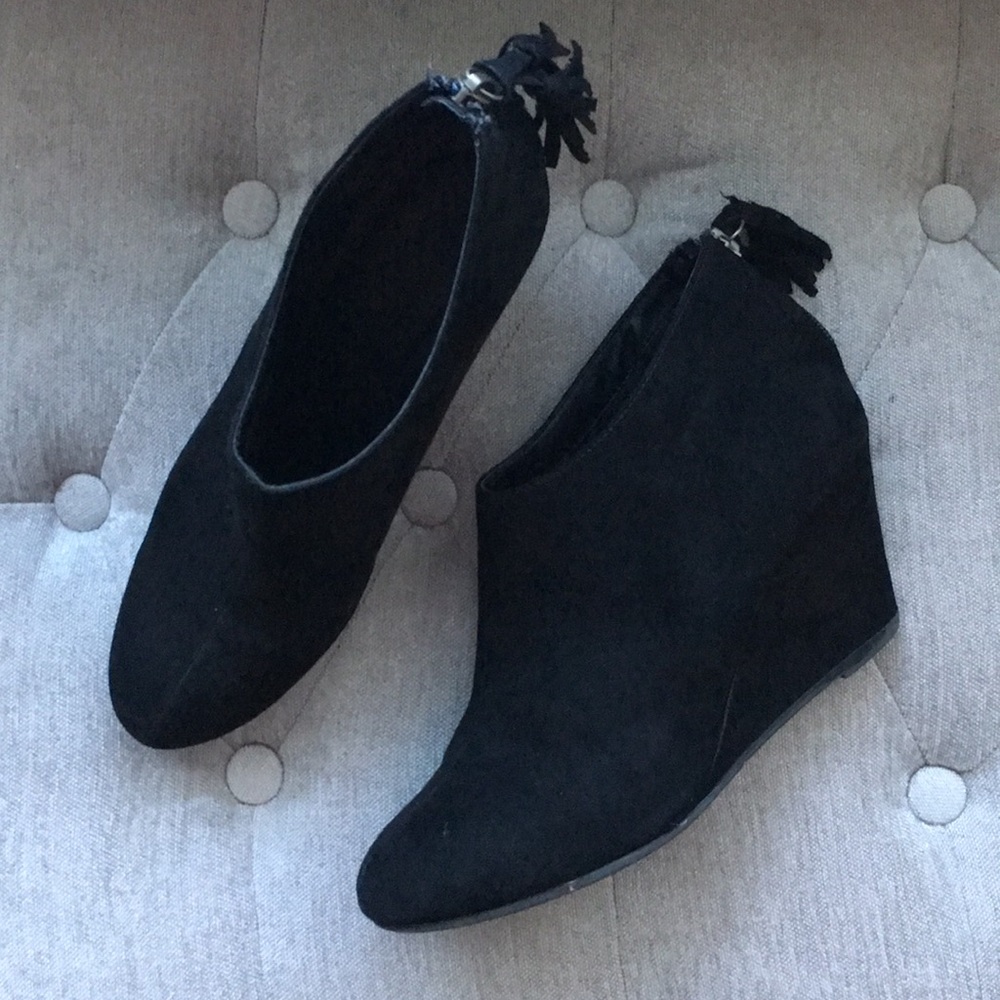 [Chinese Laundry] black suede booties with tassels